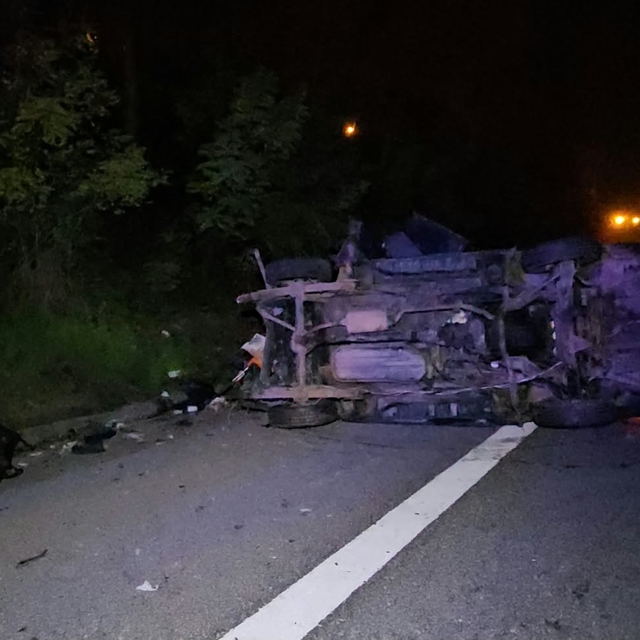 Sakarya'da kaza sonrası yol kenarında bekleyen sürücü tırın çarpması sonucu...