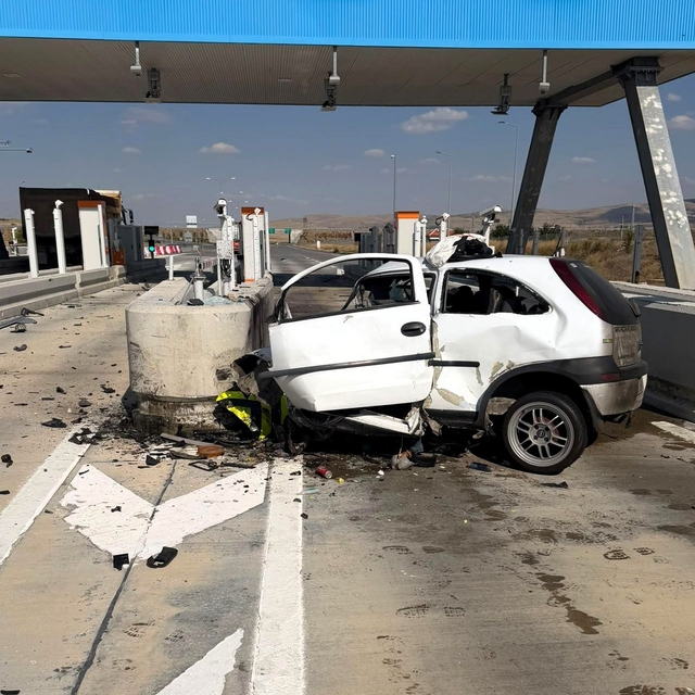 Aksaray'da otoyol gişelerindeki beton bariyerlere çarpan otomobilin sürücüs...