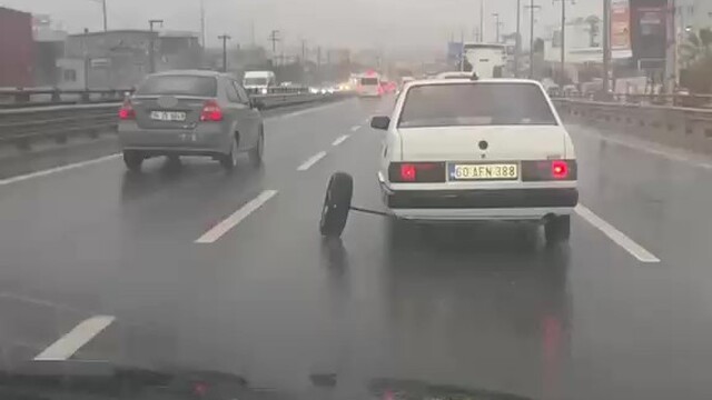 Aks demiri kırılan otomobilin tekerleği yerinden çıktı
