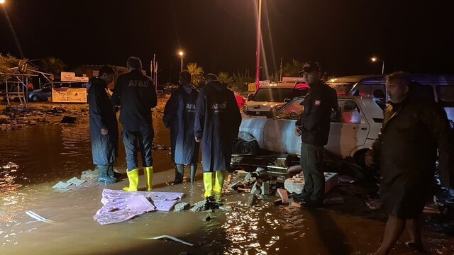 Antalya'da sağanak nedeniyle mahsur kalan 22 kişi kurtarıldı