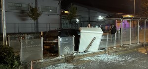 Eskişehir'de otomobil tramvay durağına daldı: 1 yaralı Durağın boş olması muhtemel bir faciayı önlerken, araçta sıkışan sürücü itfaiye ekiplerince kurtarıldı