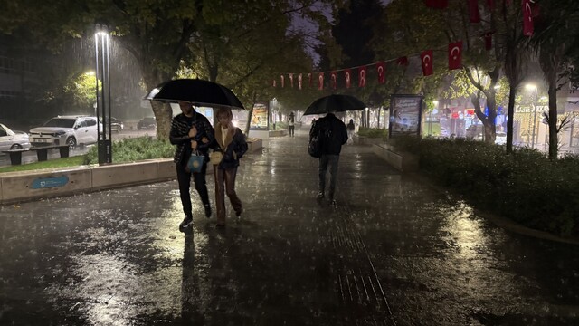 Kocaeli'de beklenen sağanak etkisini göstermeye başladı