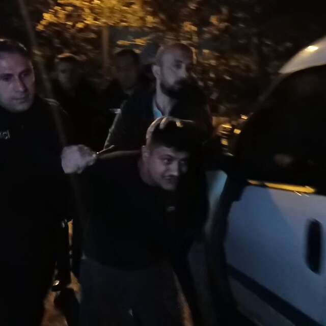 15 yıl 5 ay hapis cezası bulunan firari şüpheliyi yakalamak isteyen polise...