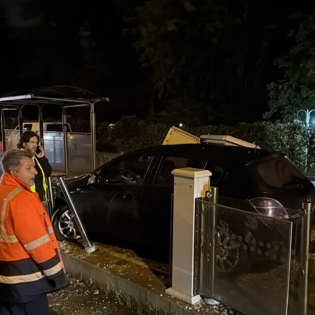 Tramvay durağına dalan otomobilin sürücüsü yaralandı