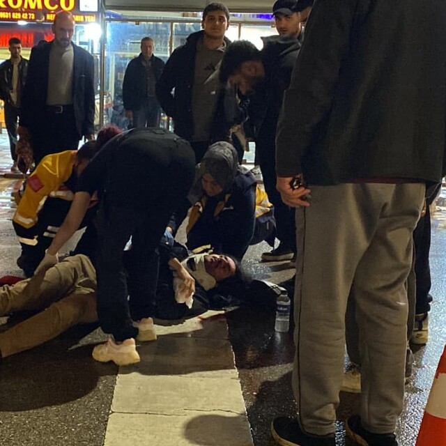 Bursa'da motosiklet yaya çarptı: 2 yaralı