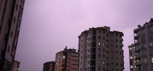 Kozan’da şimşekler geceyi aydınlattı