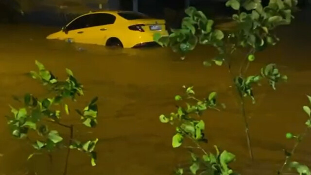 Yalova'da sağanakta dereler taştı, araçlar suda sürüklendi