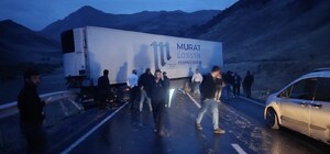 Tır kaza yaptı: Yüksekova-Van karayolunda onlarca araç yolda mahsur kaldı