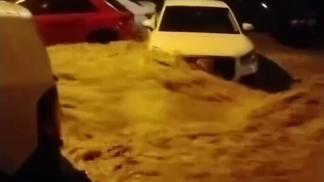 Sakarya'da şiddetli sağanak yolu kapattı (2)