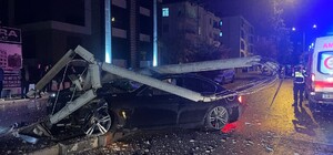 Karaman’da otomobil refüjdeki direği devirdi: 2 yaralı