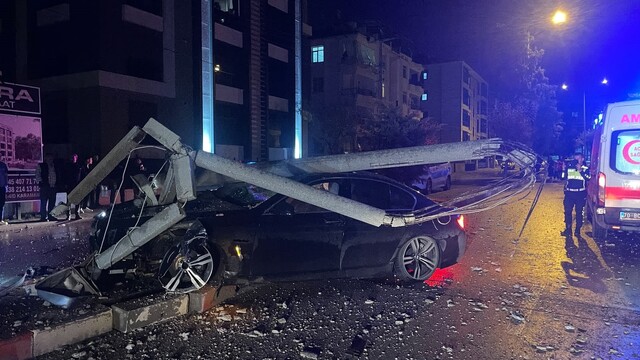 Karaman'da otomobil refüjdeki direği devirdi: 2 yaralı
