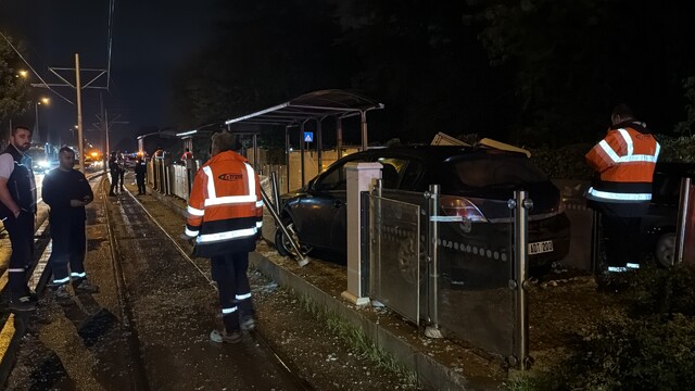 Eskişehir'de tramvay durağına çarpan otomobilin sürücüsü yaralandı