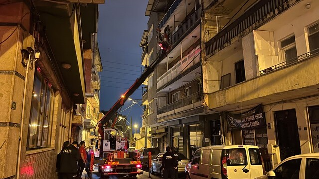 Bursa'da saatler süren rehine krizi: Annesini rehin aldı, özel harekat operasyonuyla evden çıkarıldı
Annesini rehin aldı, polis telefonda kadına yol gösterdi