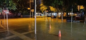 Adana'da 45 dakikalık sağanak yolları su altında bıraktı