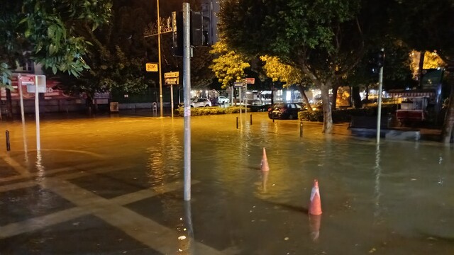Adana'da 45 dakikalık sağanak yolları su altında bıraktı