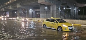 Adana'da sağanak; yollar göle döndü
