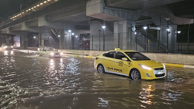 Adana'da sağanak; yollar göle döndü