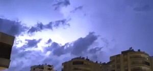 Mersin'de şimşekler geceyi gündüze çevirdi