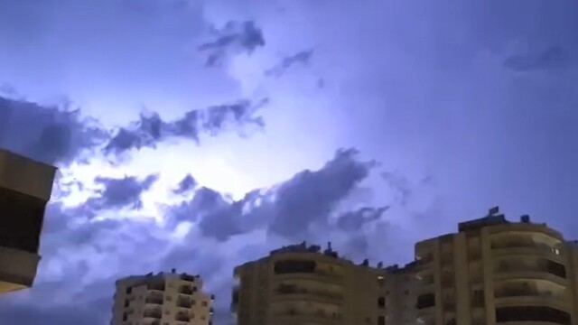 Mersin'de şimşekler geceyi gündüze çevirdi