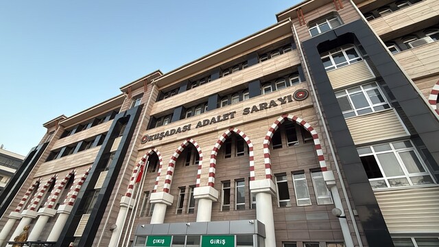 Kuşadası'nda "Mühür" operasyonu: 2 tutuklu
Aralarında gazetecilerin de bulunduğu 6 kişiden 2'si tutuklandı