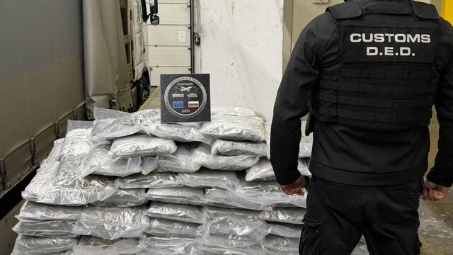 Türkiye'ye sokulmak istenen 221,73 kilogram esrar sınırda yakalandı
Kereste arasına gizlenen esrar Türkiye sokulmak istendi