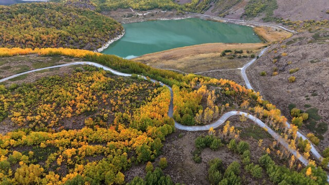 Nemrut Kalderası'nda sonbahar renkleri görsel şölen sunuyor
