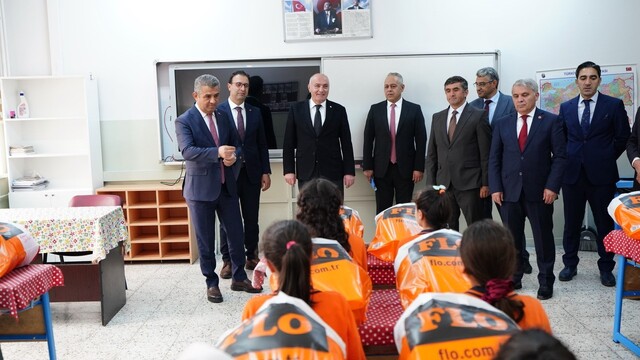 TOBB ve ETSO'dan sosyal sorumluluk kapsamında 250 öğrenciye bot ve mont desteği