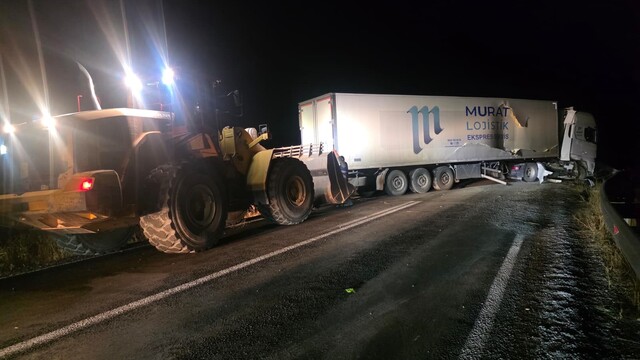 Van-Hakkari yolunda tır kazası, trafik durdu