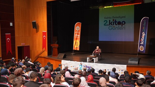 İhsan Süreyya Sırma, Kâhta 2. Kitap Günleri'nde okurlarıyla buluştu