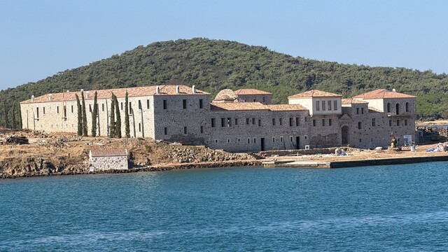 Tavuk Adası'nda sanatın ışıkları yanacak
Ayvalık'ın tarihi Tavuk Adası, 2027 yazında sanat ve kültür merkezi olarak yeniden hayat bulmaya hazırlanıyor
Yüzyılların tarihini taşıyan ada, Ayvalık'ın kültür ve sanat kimliğini Türkiye'ye ve dünyaya taşımayı hedefliyor