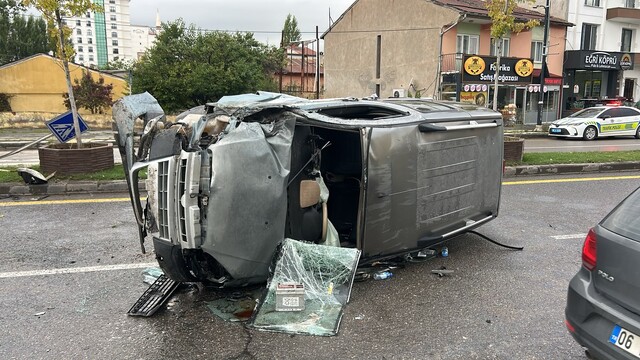 Sivas'ta devrilen hafif ticari araçtaki 4 kişi yaralandı