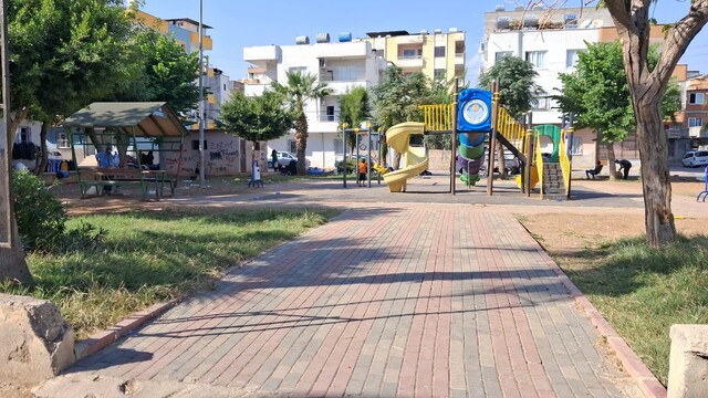 Mersin'in Akdeniz ilçesindeki park, bahçe ve yeşil alanlar yenileniyor