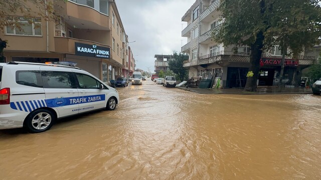 Sakarya'da sağanak; yollar ve sokaklar suyla kaplandı