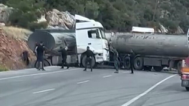 Gaziantep'te 2 tanker çarpıştı: Sürücüler yaralandı
Tankerlerden birinde bulunan tonlarca yakıt yola döküldü