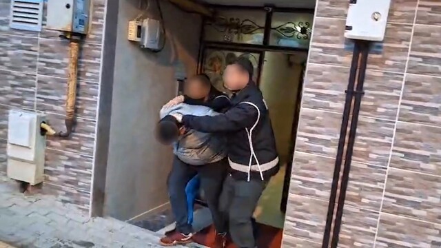 Bursa'da suç örgütlerine eleman temin eden şüphelilere operasyon: 25 gözaltı
Attıkları mesajlar şok etti, şafak operasyonuyla yakalandılar