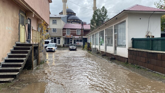 Bingöl'de yağış sonrası Karlıova sokakları göle döndü