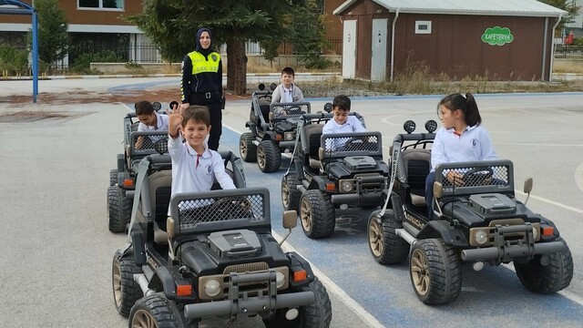 Bilecik'te 35 öğrenciye uygulamalı trafik eğitimi