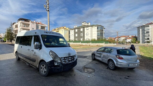 Karaman'da okul servisi ile otomobil çarpıştı: 1 yaralı