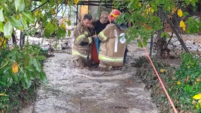 Bursa'da selde mahsur kalan aile itfaiye ve jandarma tarafından kurtarıldı
İznik ilçesinde su baskınında evlerinde mahsur kalan 3 kişi ekipler tarafından çıkarıldı
