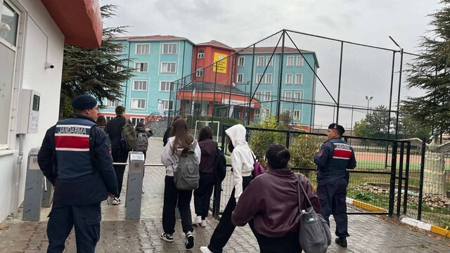Eskişehir'de jandarma 80 okulu ve 24 servis aracını denetledi