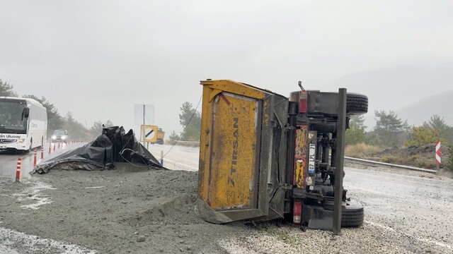 Kastamonu'da devrilen hafriyat kamyonunun sürücüsü yaralandı