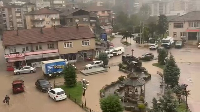 Zonguldak'ta cadde ve sokaklar göle döndü