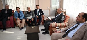 Vali Varol, görme engellilerle aynı sayfada buluştu Aydın’da 9 yıldır süren kitap okuma geleneğine Vali Varol da katıldı