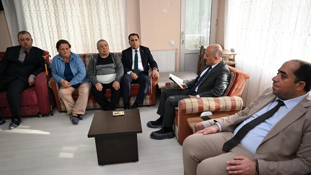 Vali Varol, görme engellilerle aynı sayfada buluştu
Aydın'da 9 yıldır süren kitap okuma geleneğine Vali Varol da katıldı