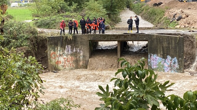 Kocaeli'de dereye düşen araç ve kayıp olduğu değerlendirilen kişi aranıyor