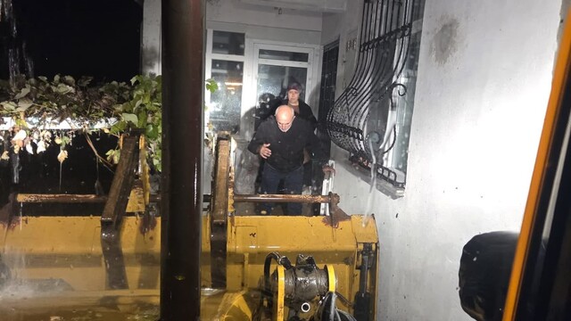 Sel suları evi kuşattı: Yaşlı çift kepçeyle kurtarıldı, 30 koyun için seferber olundu
