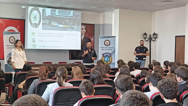 Polis ekipleri Çorlu'da öğrencileri akran zorbalığına karşı bilgilendirdi
