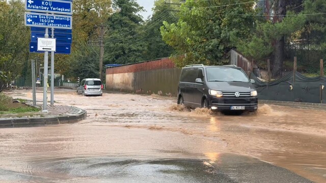 Kocaeli'de sağanak yağış hayatı felç etti: Ev, depo ve seraları su bastı