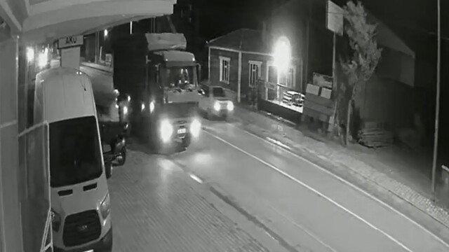 Yolda kalan kamyona otomobil arkadan çarptı
Otomobil sürücüsünün yaralandığı kaza anı kameraya yansıdı