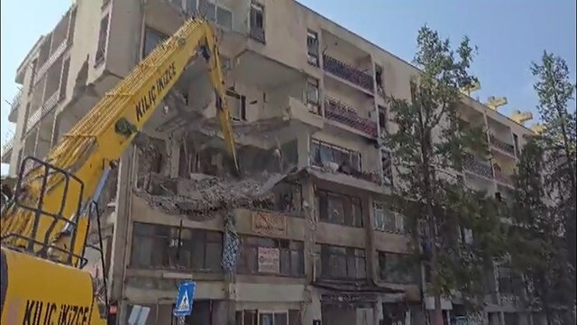 Depremde ağır hasar alan 50 yıllık binada yıkım çalışması başlatıldı